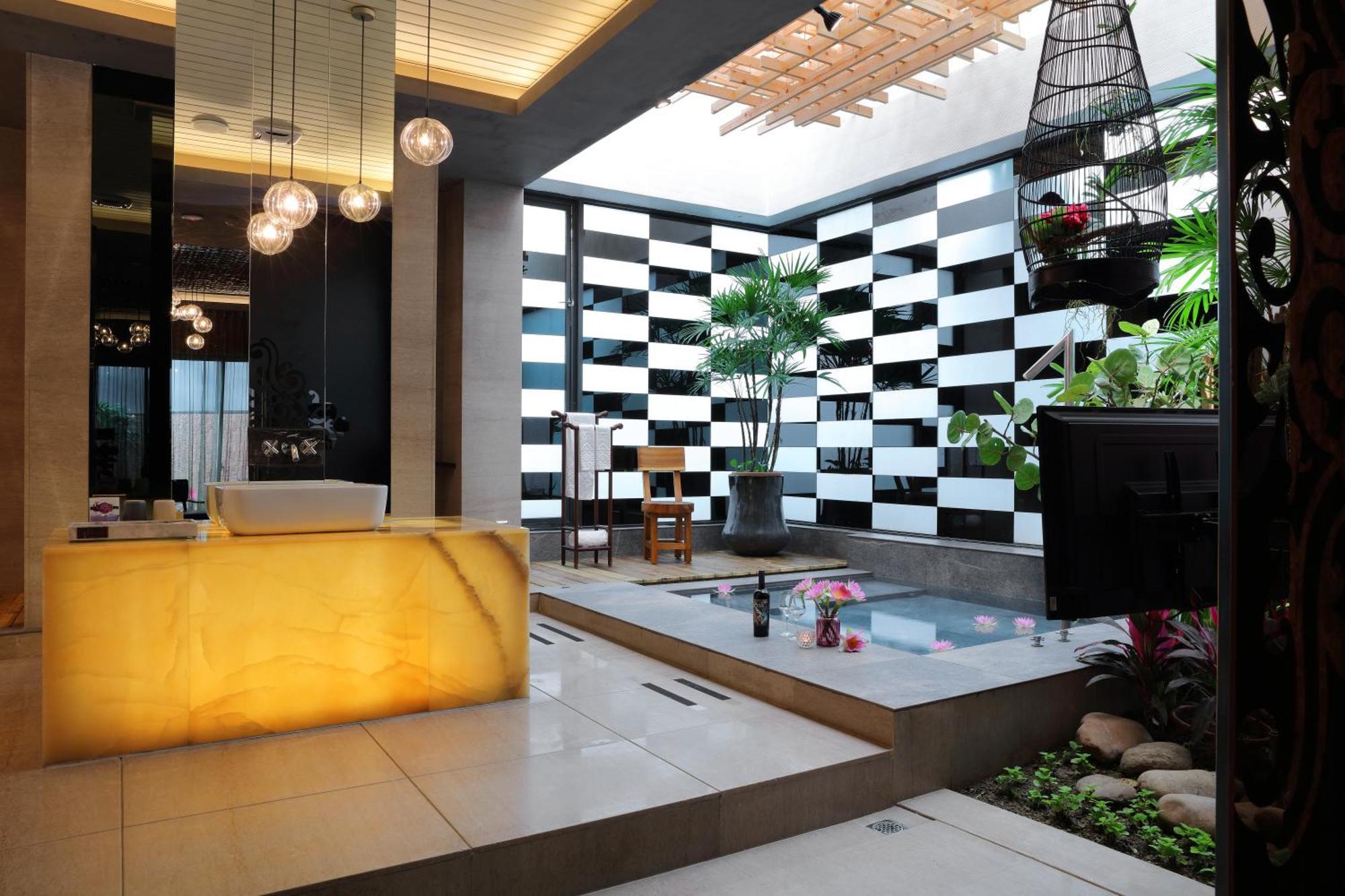 Mulan Motel Taichung Buitenkant foto
